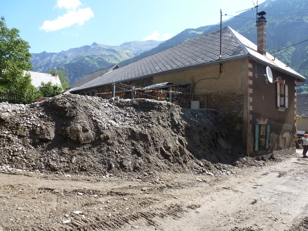 Crue torrentielle sur la commune de Chantelouve (38) : le hameau en partie dvast est en cours de dblaiement