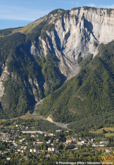 Bourg d'Oisans surplomb par la falaise du Prgentil vue depuis la route de l'Alpe d'Huez