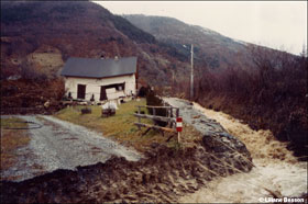 Maison dtruite sur une berge du ruisseau de la Salle aprs endommagement de ses fondations par les coulements