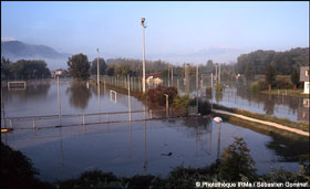 Stade de foot inond  Domne le 23 aot 2005