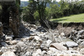 Crue du ruisseau Blanc -  lit engravé et berge détruite en rive droite