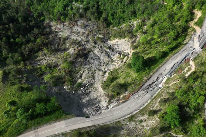 Glissement de terrain sur la D8  Miribel-Lanchtre (Isre)