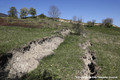Glissement de terrain de Reyvroz - fissures dans un champs en amont du GR5