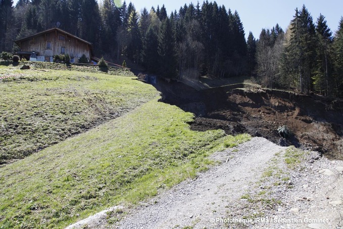 Glissement de terrain  Samons (74) - route emporte au niveau de la niche d'arrachement