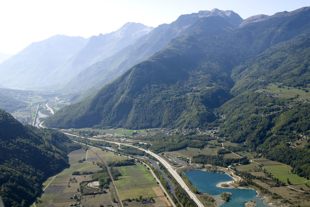 La basse valle de la Maurienne enserre par les massifs de Belledonne et de la Lauzire au niveau des communes de Saint-Alban-des-Hurtires et dArgentine.  Photothèque IRMa / Sbastien Gominet