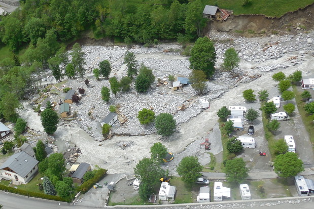Le Bastan à Barèges en Hautes-Pyrénées après la crue du 18 juin 2013 - Prise de vue le 19 juin depuis l’hélicoptère de la sécurité civile montrant le passage des eaux de crue à travers le camping établi en lit majeur  © RTM - ONF