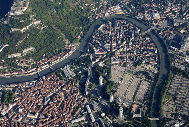 Vue arienne de la ville de Grenoble et de son muse, en bordure de la rivière Isère  IRMa / Sbastien Gominet