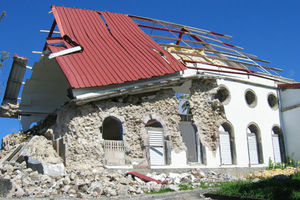 Église de Pormouth en Dominique après le séisme du 21 novembre 2004 (Dominique, Petites Antilles 2004) © D. Bertil - BRGM