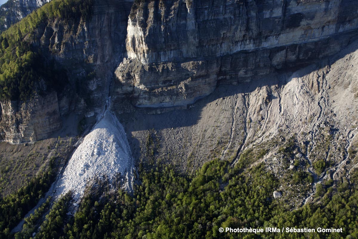 CHAPAREILLAN éboulement Catastrophes naturelles Le Granier vue sur les éboulements du 09
