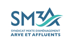 Le ple PI runit 6 agents consacrs  la gestion des systmes dendiguement,  la conduite des oprations de construction de nouveaux ouvrages de protection,  la rduction de la  vulnrabilit,  la prparation  la crise, actions finances par le PAPI, dont le ple assure llaboration et le pilotage. Votre expertise personnelle  permet de positionner le ple comme le centre de comptences interne en matire dhydraulique, de transport solide, de risques lis aux inondations,  en particulier en contexte torrentiel. Vous aurez le souci constant de favoriser les changes inter et intraservices, et de contribuer au management de projet par des quipes pluridisciplinaires.

Vous assurez le pilotage du ple en application des orientations politiques, et vous rendez compte de son activit auprs du Prsident et des lus du  Bureau ou des commissions thmatiques. Lactivit du ple se caractrise par de nombreuses oprations de travaux de construction douvrages, et par
lintense activit de rgularisation rglementaire, de suivi, dentretien et de rparation des systmes dendiguement.

En tant que cheffe de ple, vous participez au dispositif de gestion de crise du SM3A, dont lampleur est lie  celle des crues, attendues ou observes.

En tant que membre du comit de direction, vous participez quotidiennement au pilotage du syndicat, vous contribuez  la prise de dcision des lus, et notamment du Prsident. Vous participez galement  lintrim de la direction gnrale.