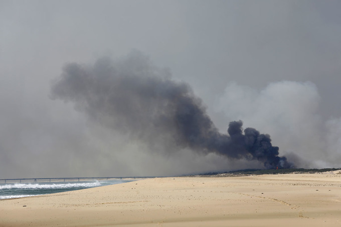 Incendie de la Teste de Buch depuis la plage de la Salie