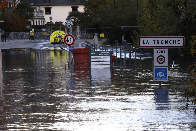 Inondation du quai Charpenay  La Tronche par la crue de l'Isre du 15/11/2023