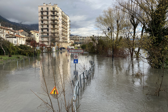 Inondation du quai Charpenay  La Tronche par la crue de l'Isre du 13/12/2023