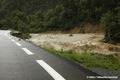 Crue du V�n�on � Venosc en amont du pont des Ougiers - �rosion des berges et de la route