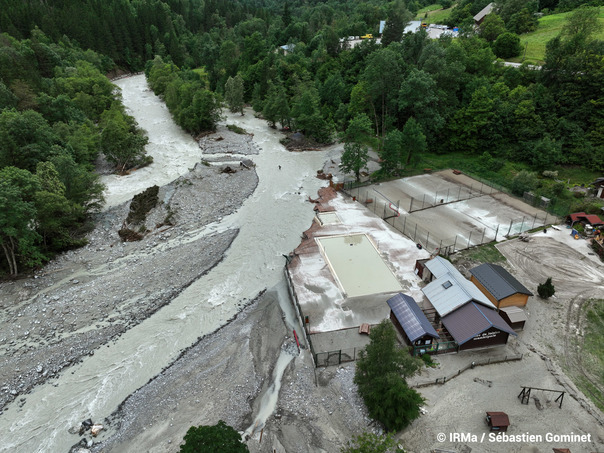 Crue du V�n�on � Venosc - Bourg d'Arud du 21 juin 2024 - Piscine municipale en partie d�truite