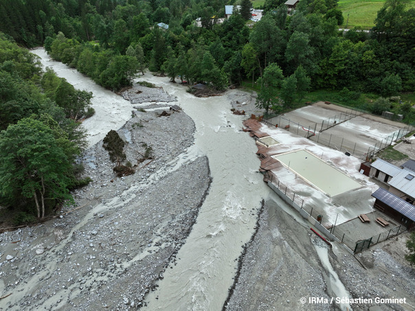 Crue du V�n�on � Venosc - Bourg d'Arud du 21 juin 2024 - Piscine municipale en partie d�truite