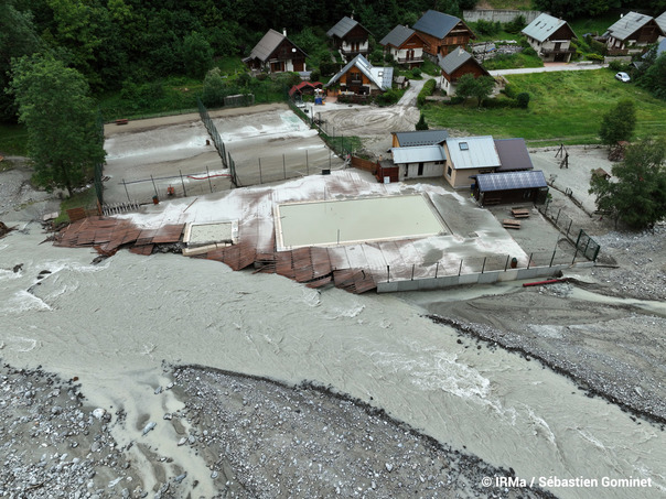Crue du V�n�on � Venosc - Bourg d'Arud du 21 juin 2024 - Piscine municipale en partie d�truite