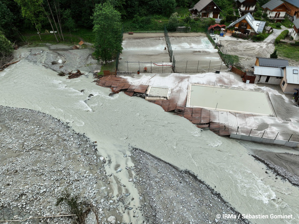 Crue du V�n�on � Venosc - Bourg d'Arud du 21 juin 2024 - Piscine municipale en partie d�truite