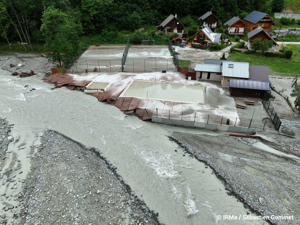 Crue du V�n�on � Venosc - Bourg d'Arud du 21 juin 2024 - Piscine municipale en partie d�truite