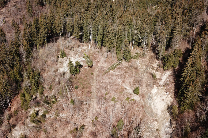 Réactivation (2021) du glissement de terrain du Châtelard - route forestière emportée