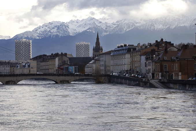 Crue de l'Isre  Grenoble le 13 dcembre 2023 - inondation des voies sur berges