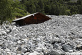 Crue du torrent des �tan�ons � la B�rarde - habitation engrav�e en rive droite