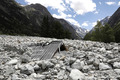 Crue du torrent des �tan�ons � la B�rarde - habitation engrav�e jusqu'au toit